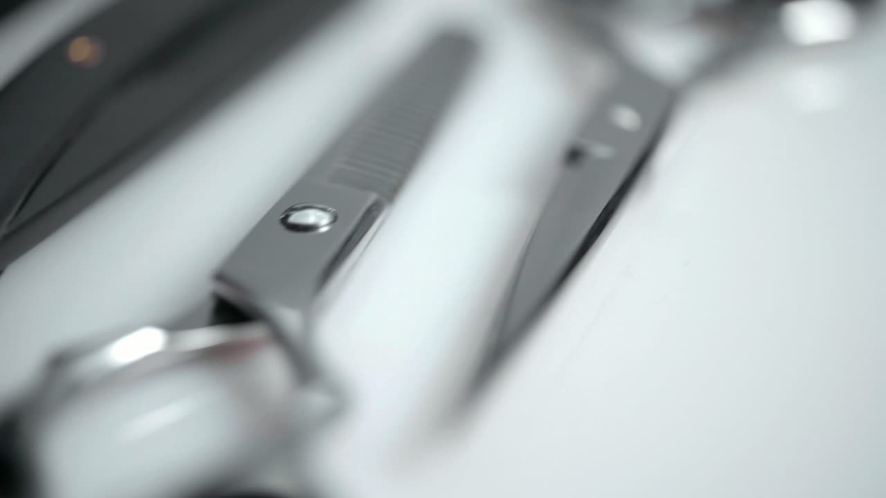 acercamiento de las herramientas utilizadas en la industria de la peluquería y el aseo