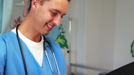 Doctor-Sonriente-Revisando-El-Informe-Médico-En-El-Hospital.