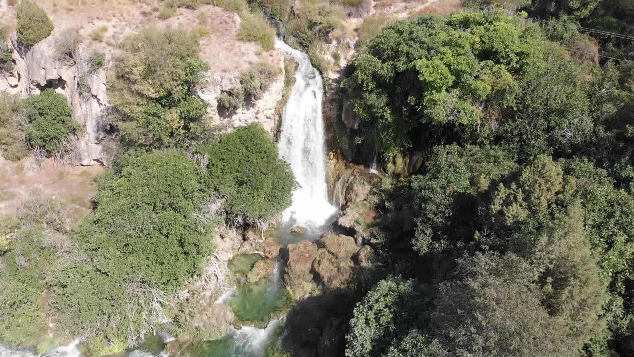 vista aérea inclinada hacia arriba de la cascada en la región de lagunas de ruidera, entre albacete y ciudad real en españa