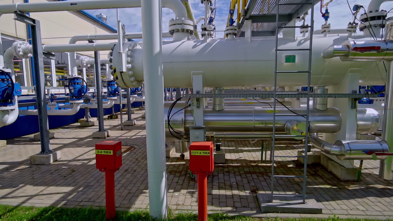 Industrielle gasventiler og rørføring ved en gaspumpestation.
