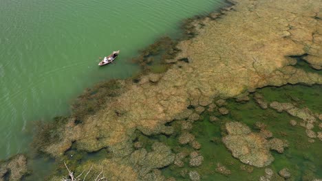 pescadores de camarones en el lago de cocorobó, donde tuvo lugar la guerra de los canudos