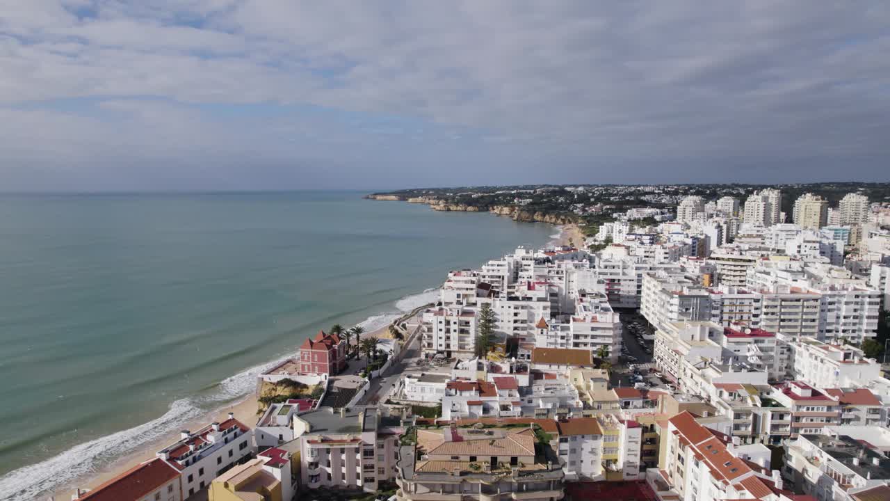 la extensa playa de armação de pera, en el algarve, portugal - vista desde el aire