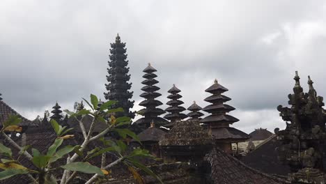 Besakih-Mutter-Tempelanlage-Bali-Indonesien-Pyramidenarchitektur-Hinduistische-Religion-Karangasem-Mit-Bewölktem-Himmel