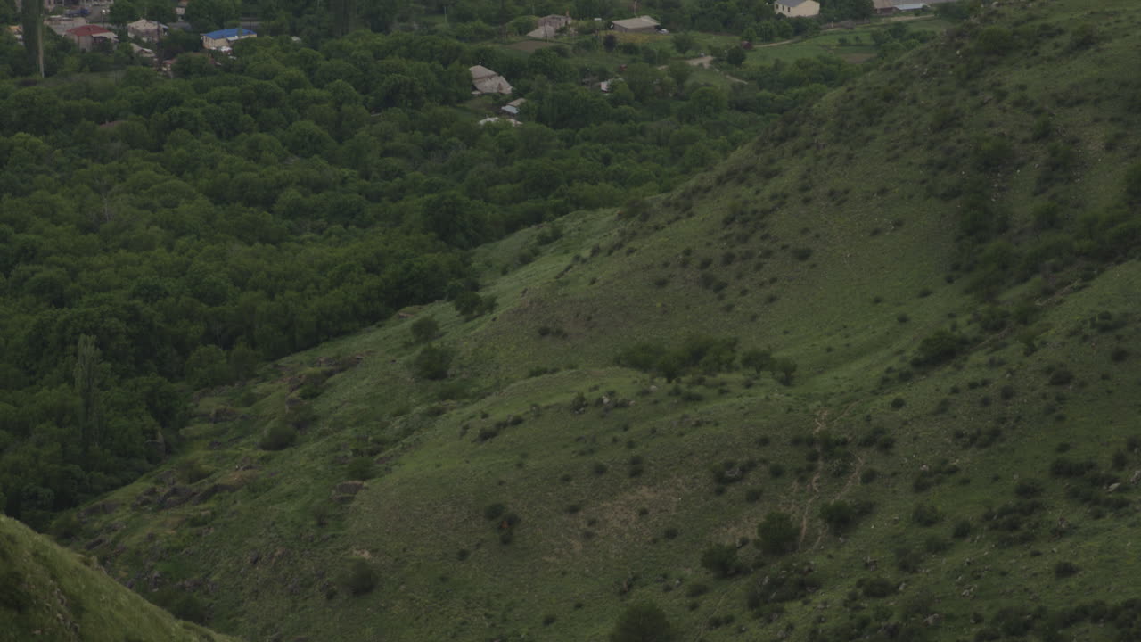 toma aérea oscura de un pueblo fantasma ubicado