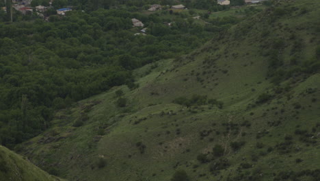 Toma-Aérea-Oscura-De-Un-Pueblo-Fantasma-Ubicado