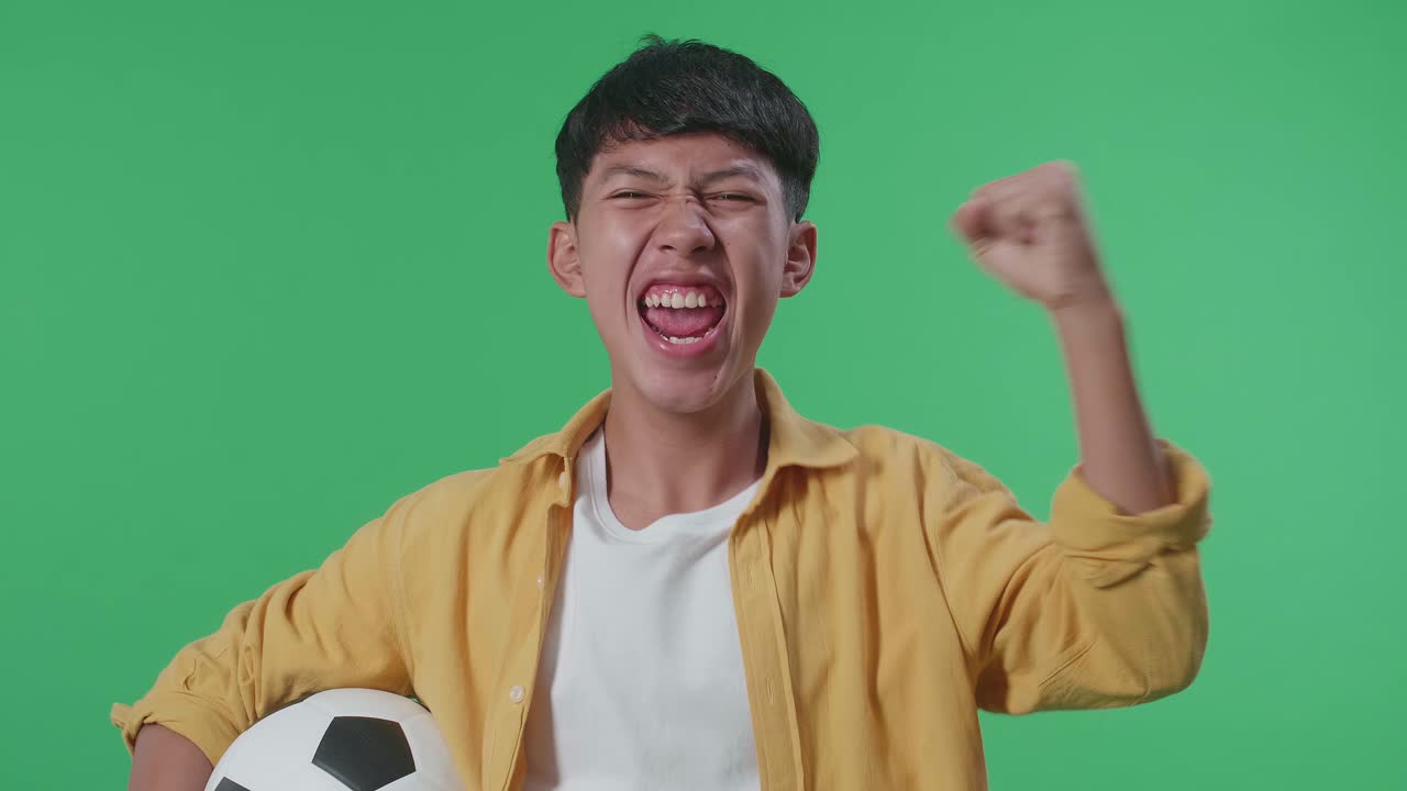 축구 우승 을 축하 하는 흥분 한 소년