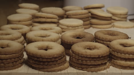 Stapel-Von-Linzer-Keksen-Aufgereiht-Bereit-Für-Marmelade,-Langsame-Schwenkung