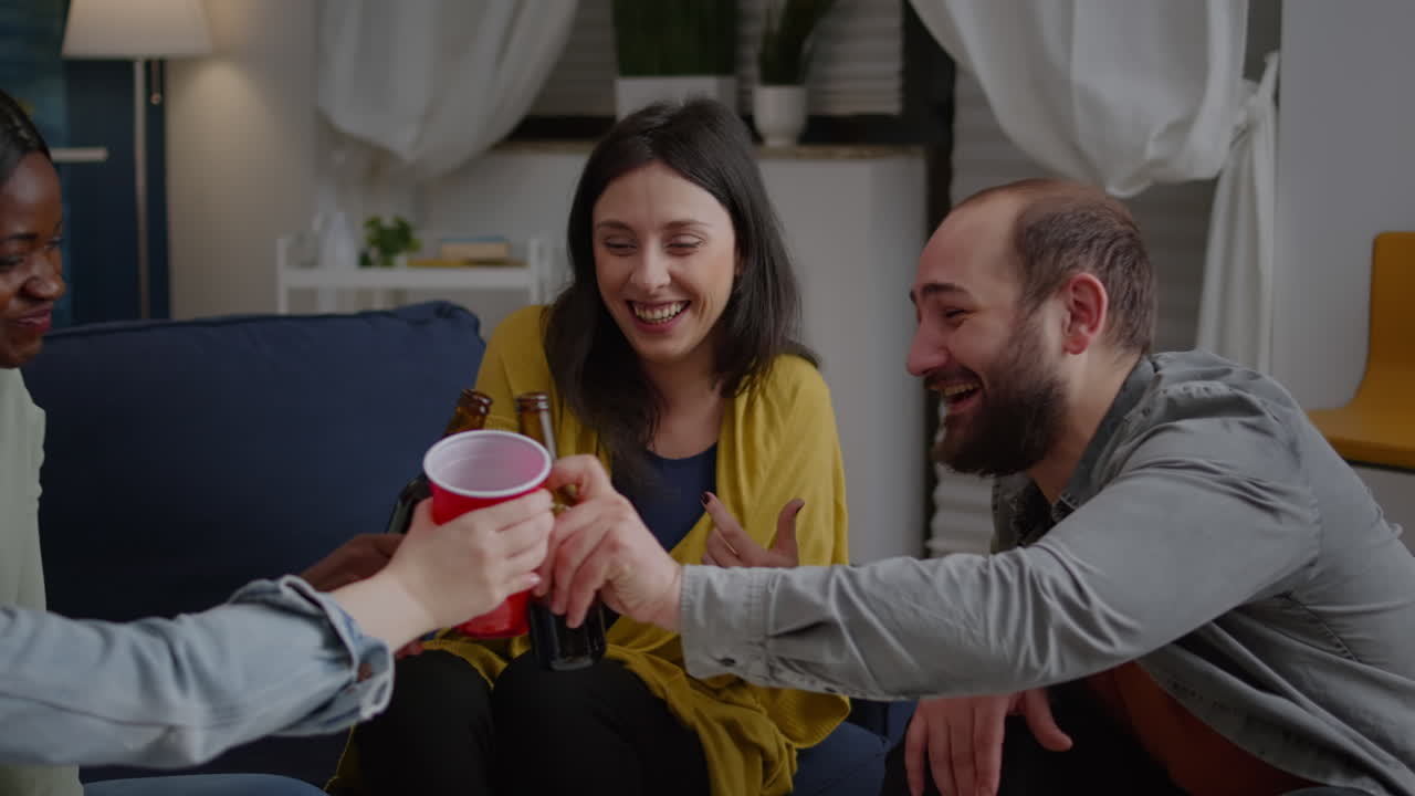 amigos multiculturales socializando mientras salen tarde en la noche