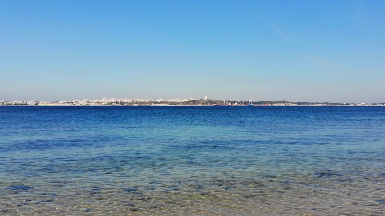 드론은 세투발을 바라보는 트로이아의 해변에서 물선에서 촬영되었습니다.