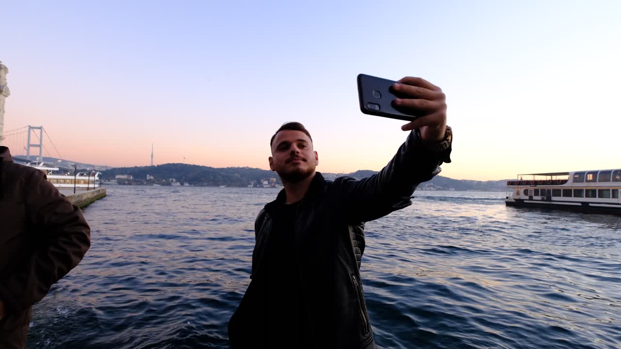 hombre selfie en el bósforo de estambul
