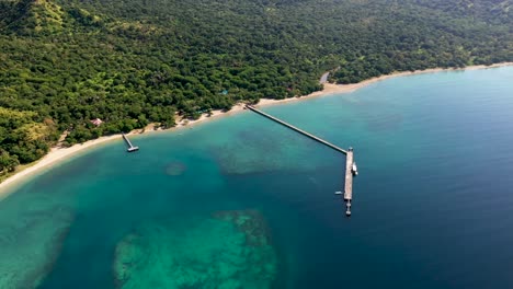 muelle del parque nacional loh liang komodo, uno de los principales lugares para acercarse a los dragones, toma aérea de órbita amplia