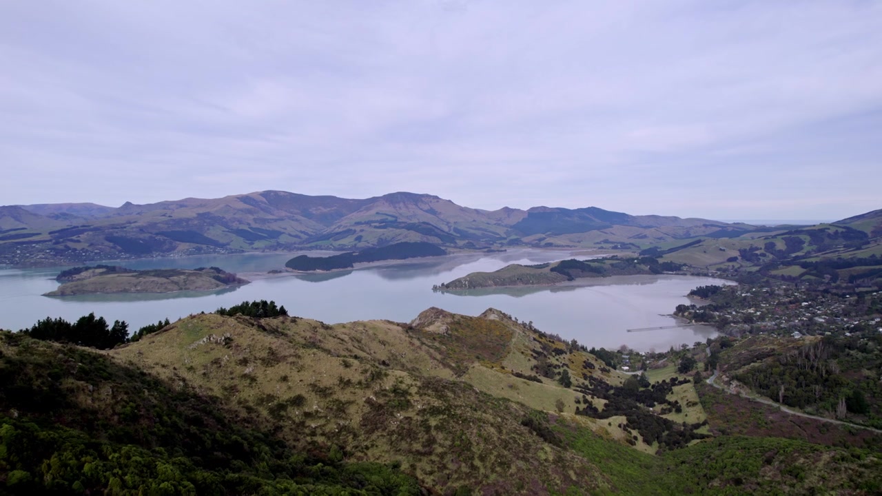 Ripresa rilassata con drone su un lago a Bowendale Park in Nuova Zelanda