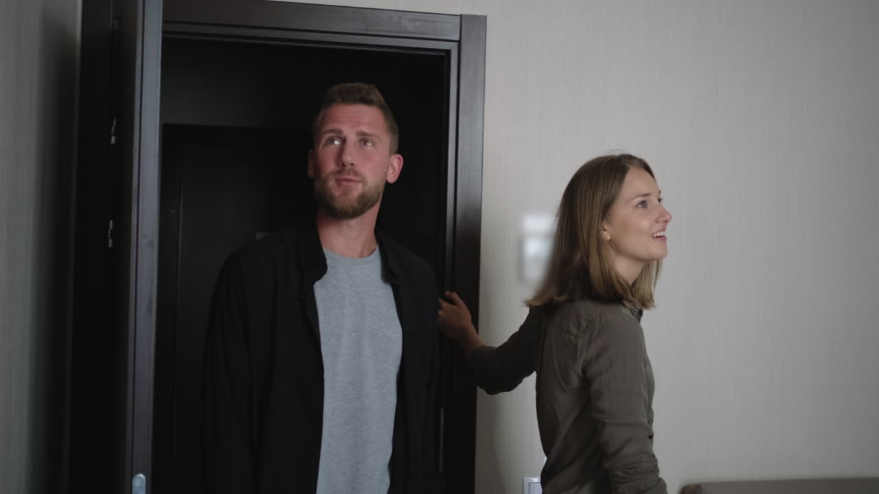 아파트 복도 에 있는 부부