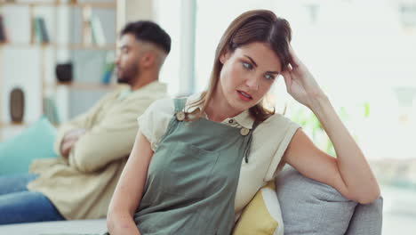 divorcio, enojo y pareja en el sofá