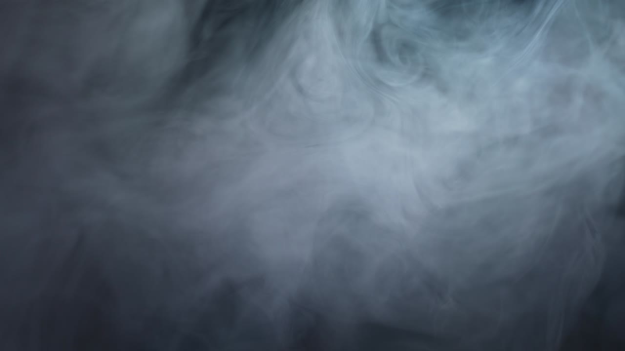 Fumer dans une pièce sombre
