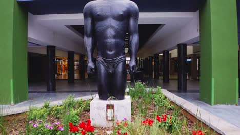 Panorámica-Sobre-Una-Estatua-Gigante-Mirando-Hacia-Arriba