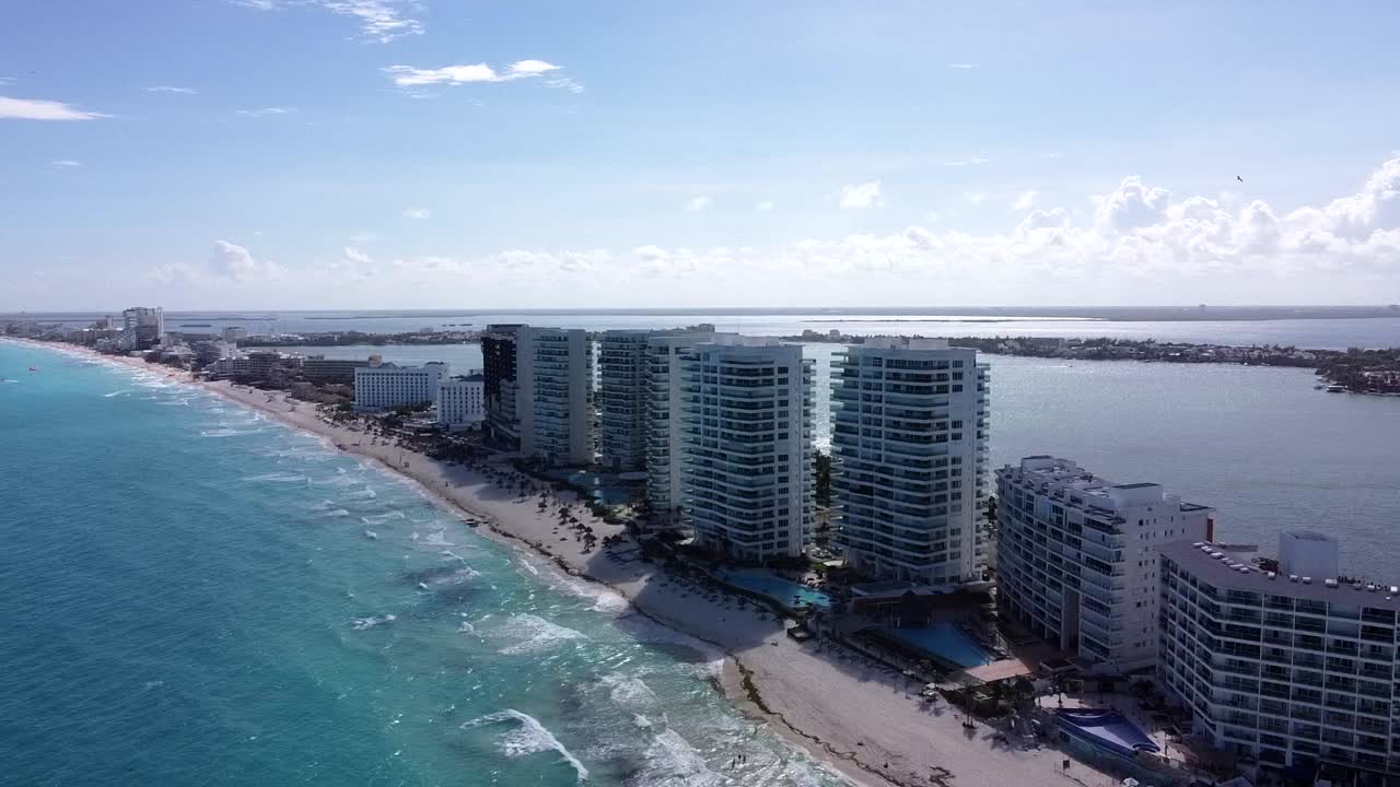 alejar la toma de drones de una ciudad caribeña al mediodía