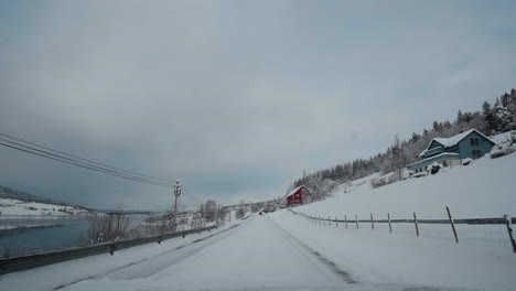 Viaje-En-Primera-Persona-Por-El-Fiordo-Occidental-De-Noruega-En-Un-Día-Nevado-De-Invierno,-Con-Hermosas-Montañas-Y-Carreteras-Nevadas