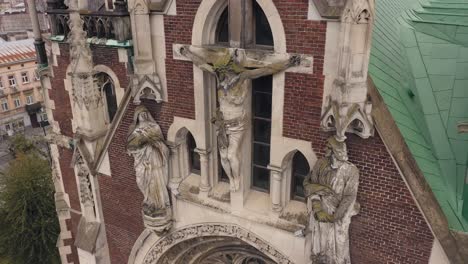 un primer plano de la fachada de una iglesia en europa