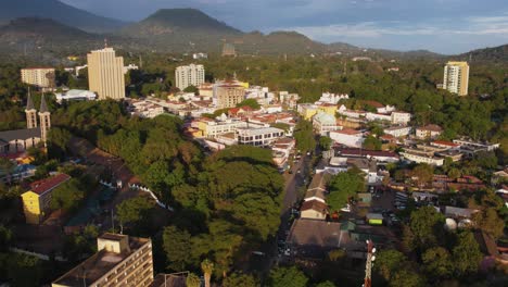 Vista-Aérea-Del-Monte-Meru-En-La-Ciudad-De-Arusha,-Tanzania