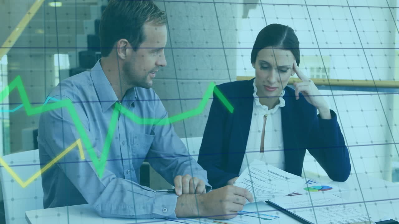 animación del procesamiento de datos financieros sobre diversas personas de negocios en la oficina