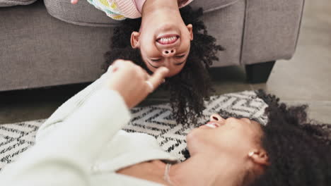 madre, sala de estar y niño jugando en un piso de casa
