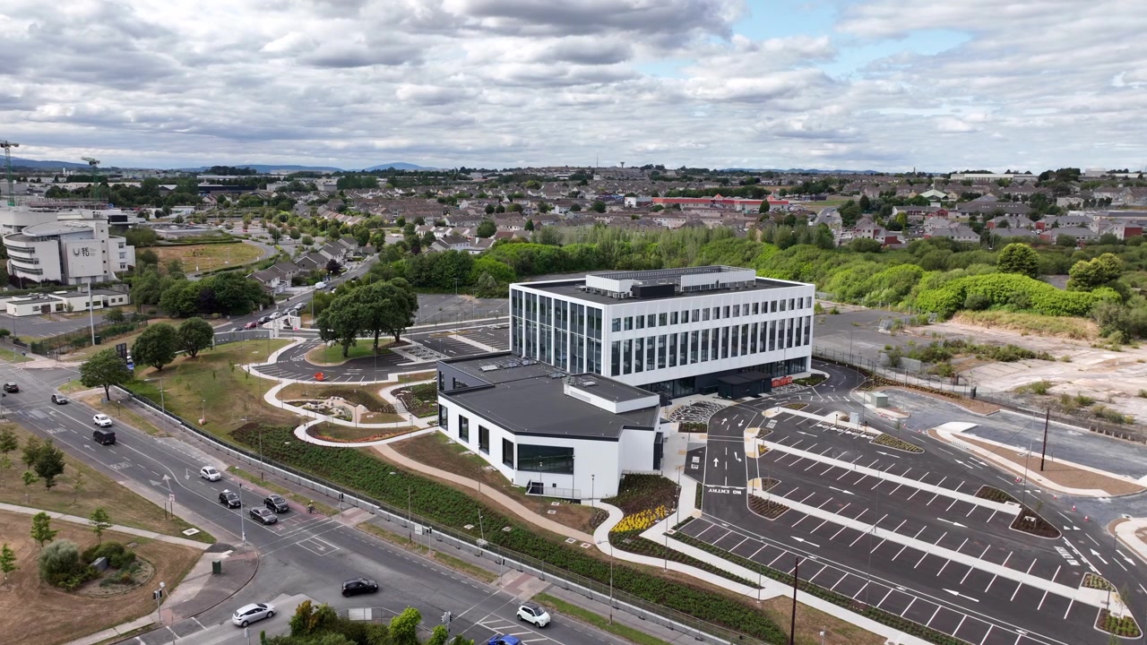 Novo Centro de Vidraria, Waterford, capturando o edifício de múltiplas perspectivas. As imagens enfatizam a arquitetura moderna.