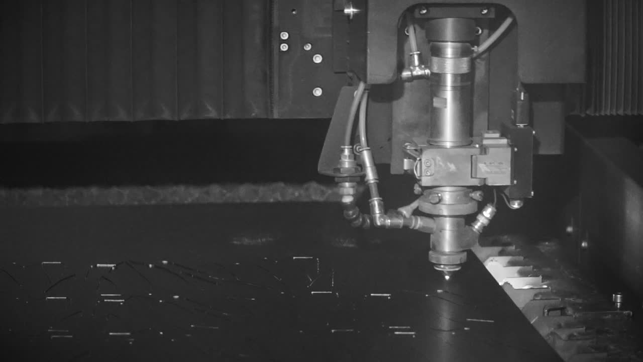 macchina di taglio laser in azione