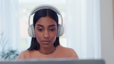 Trabajo-Remoto-Desde-Casa,-Auriculares