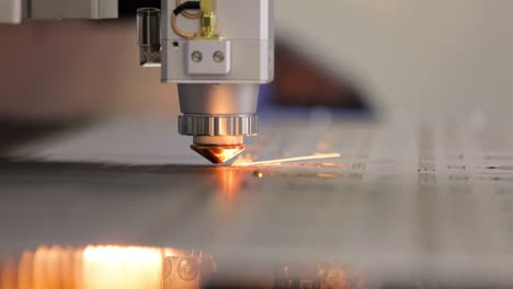 corte láser cnc de metal, tecnología industrial moderna.