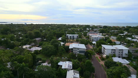 Drohnendrehung-Aus-Der-Luft,-Ruhige-Vorstadtstadt-Zum-Surfen,-Küste,-Strand,-Meer,-Leben-Mit-Dem-Fluss-Rapid-Creek,-NT,-Australien