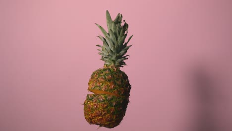 la piña se corta por la mitad
