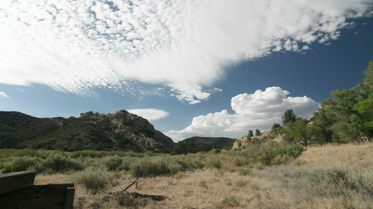 las nubes se mueven por el cielo sobre una escena montañosa de california