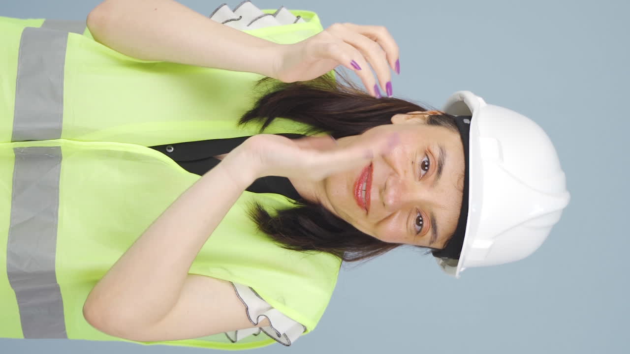 엔지니어가 열정적으로 박수를 치는 수직 비디오.