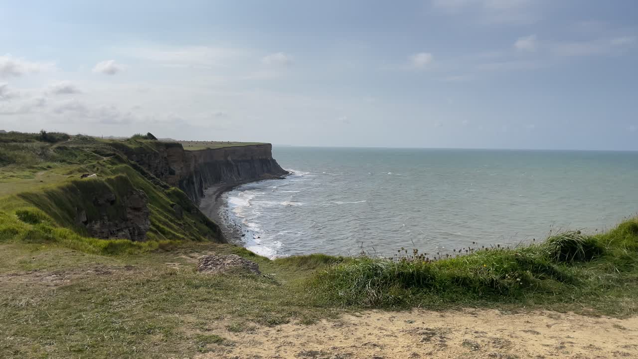 hermosa vista panorámica desde cap manvieux en los acantilados de aterrizaje del día d de la segunda guerra mundial y el océano atlántico en la costa oeste de francia