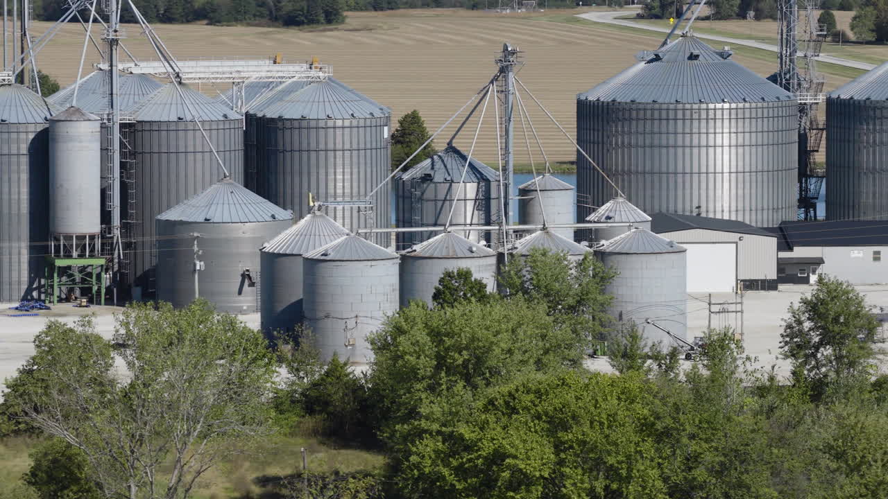 Landwirtschaftliche Anlage in Missouri, USA, mit Getreidesilos und Lagertanks auf einem ländlichen Feld. Drohnenaufnahme von der Seite