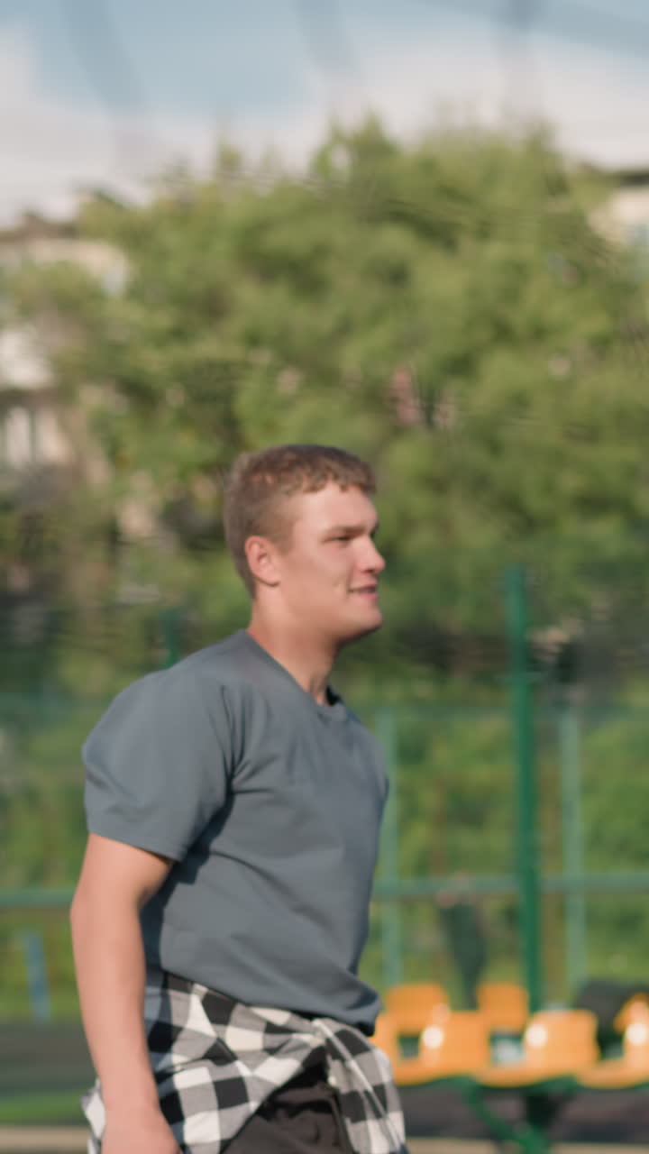 hombre salta alto tratando de golpear el voleibol de vuelta sobre la red durante una sesión de entrenamiento intenso, el fondo presenta varias instalaciones deportivas, enfatizando el atletismo, la acción y la competencia