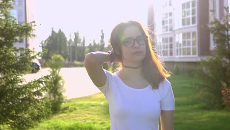 una mujer joven en un parque.