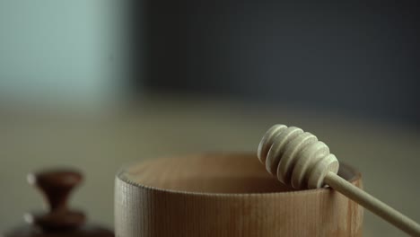 wooden-bowl.-Close-up.-Healthy-organic,-wooden-honey-spoon,-closeup.