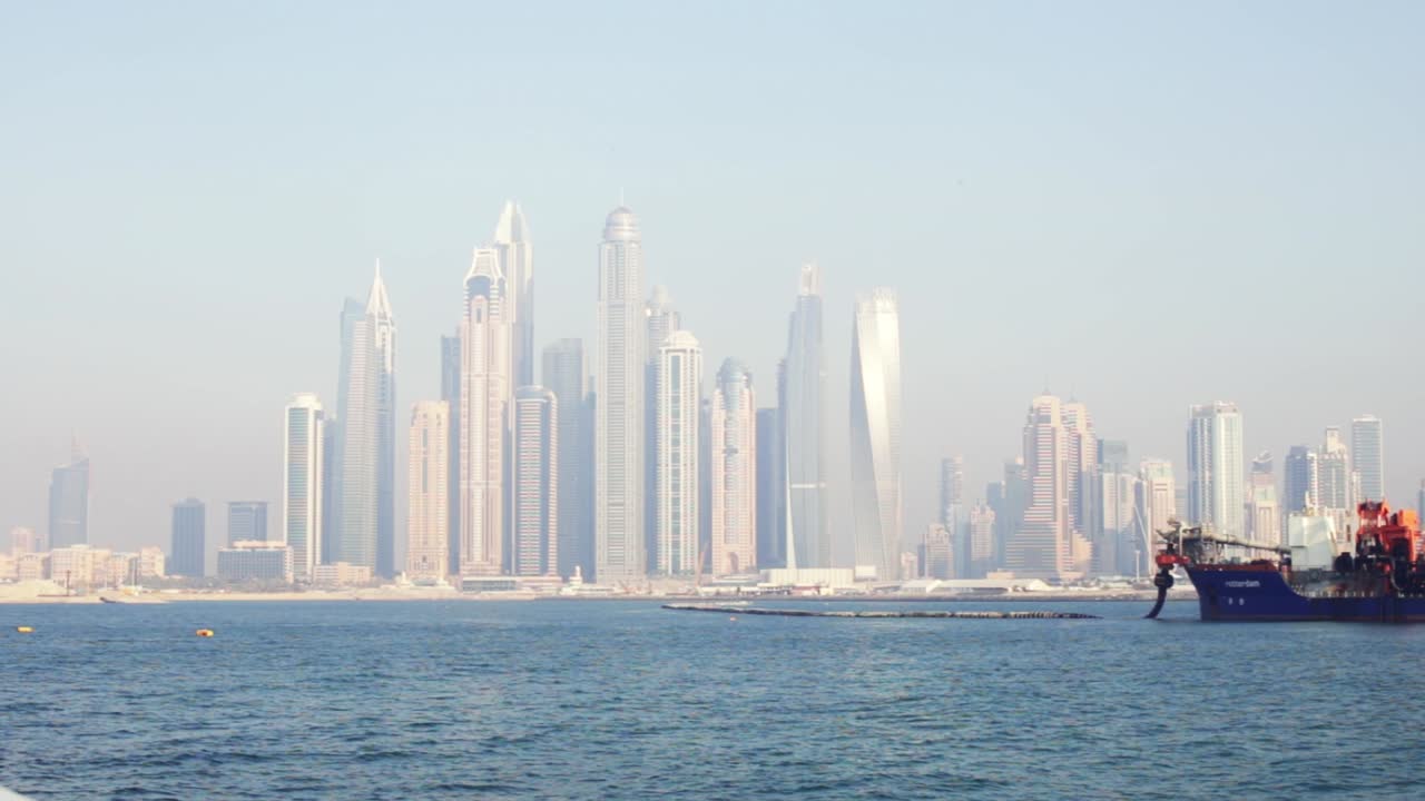 ドバイのスカイライン 掘削船