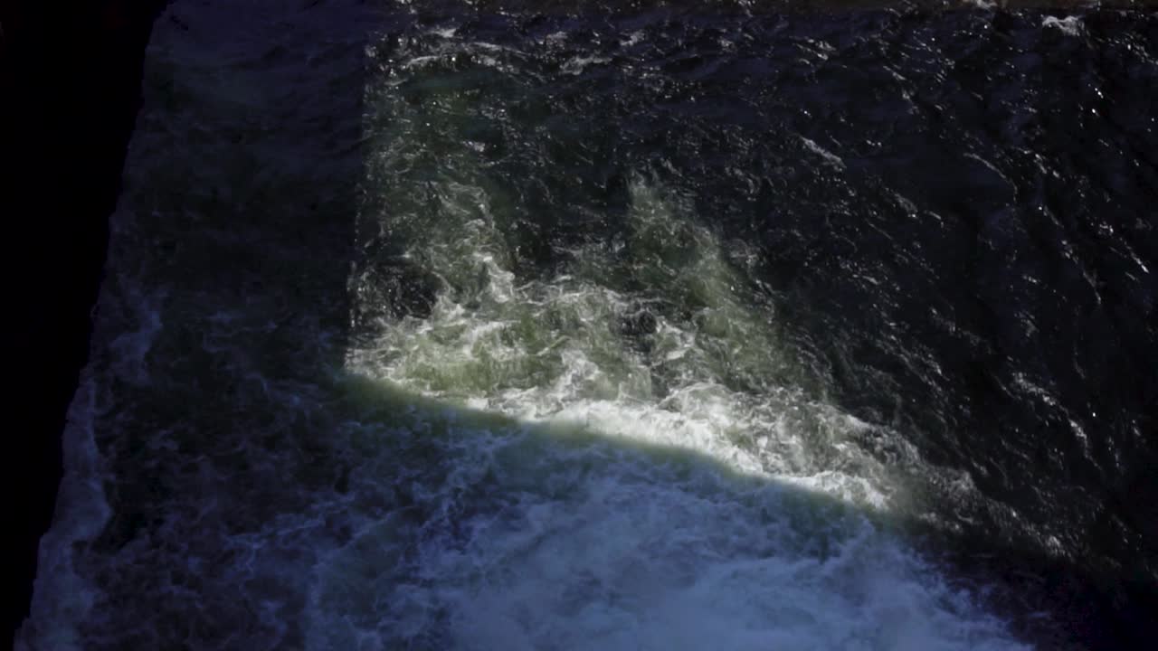 강으로 펌핑되는 물의 세부 사항. 포르투갈