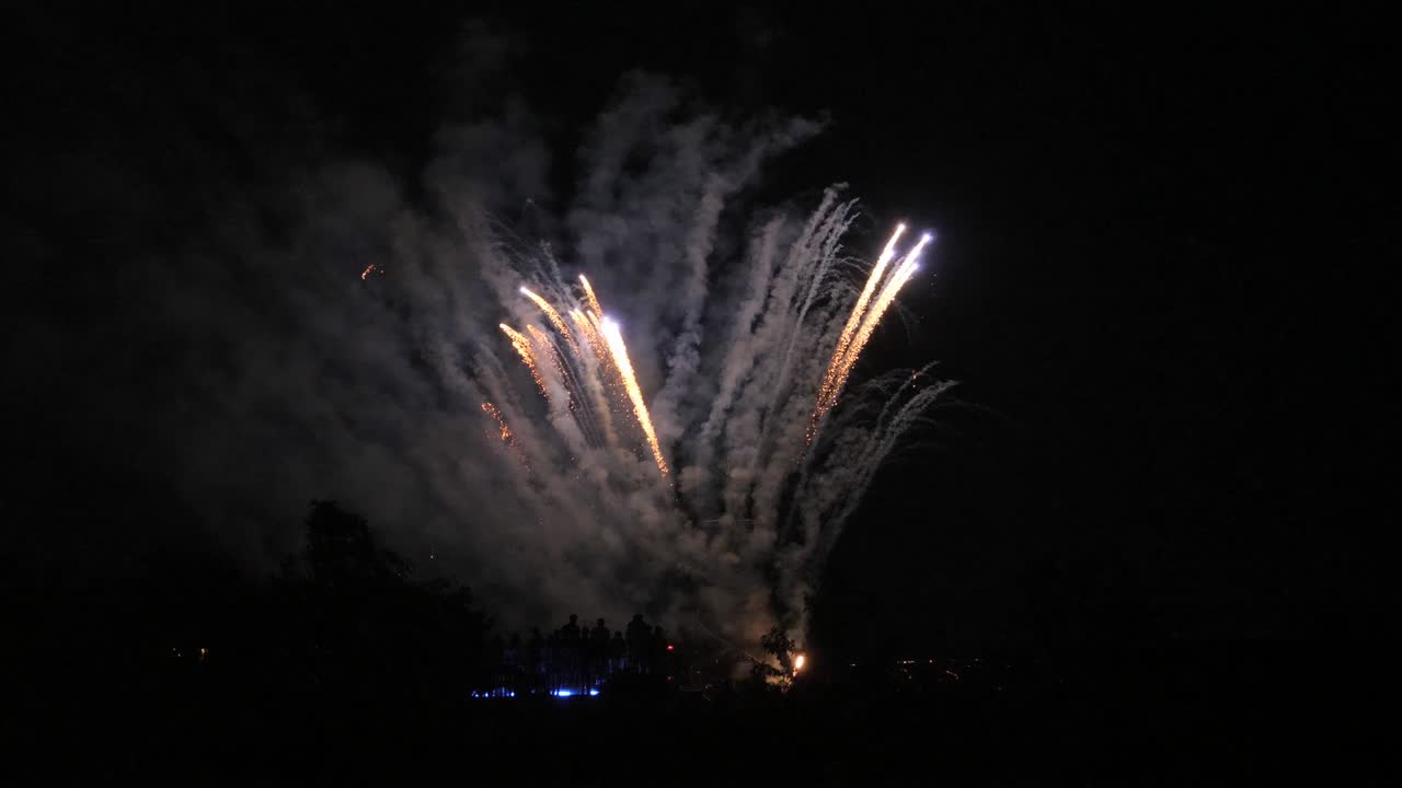 느린 동작의 불꽃놀이 분수