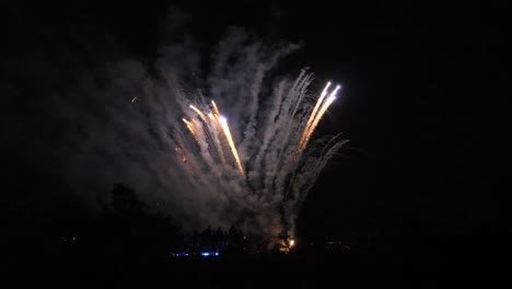 fuente de fuegos artificiales en cámara lenta
