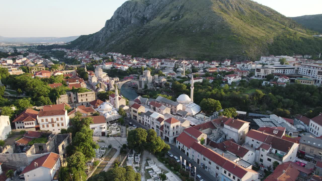 viejo puente de mostar y mezquita vista aérea
