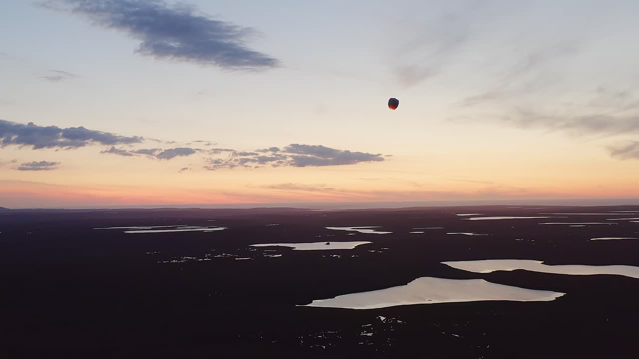 루이스 섬 의 습지 위 에 있는 하늘 등불 의 광각 드론  ⁇