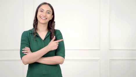 chica india apuntando a la derecha para la colocación de productos