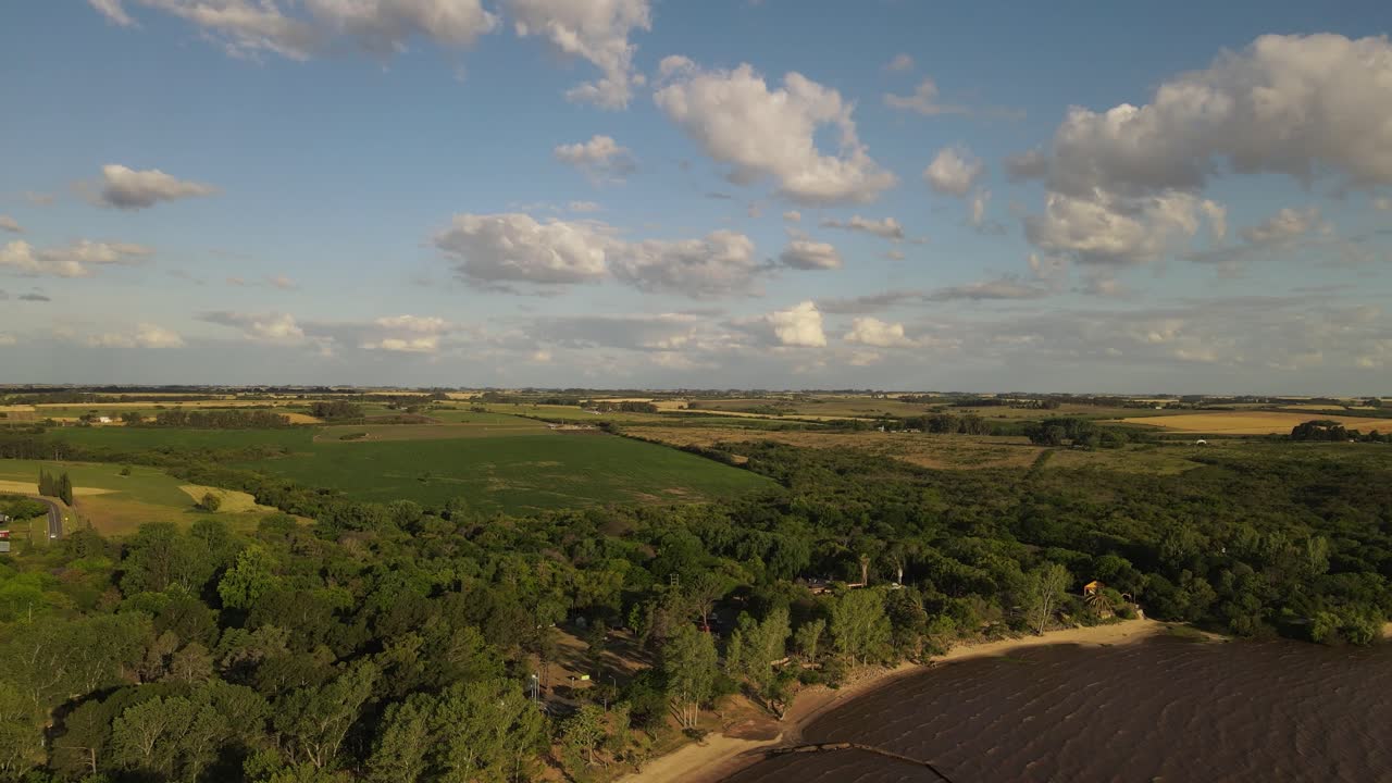 costa de fray bentos y campos verdes en segundo plano en un día soleado