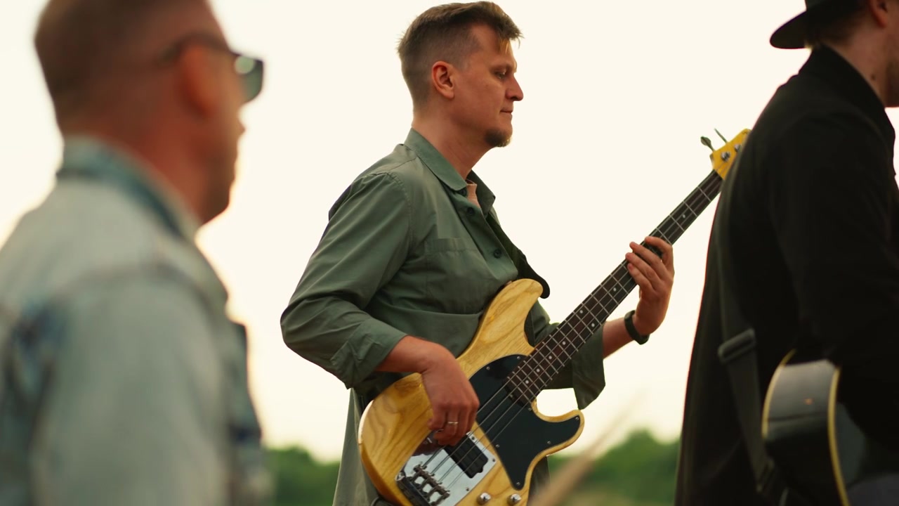 Band musicale che si esibisce all'aperto al tramonto