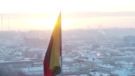 Bandera-Lituana-En-La-Fría-Mañana-De-Invierno