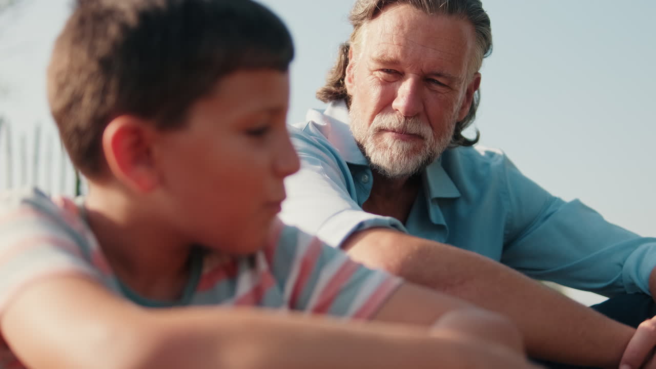 Blide opa en kleinzoon praten samen buiten